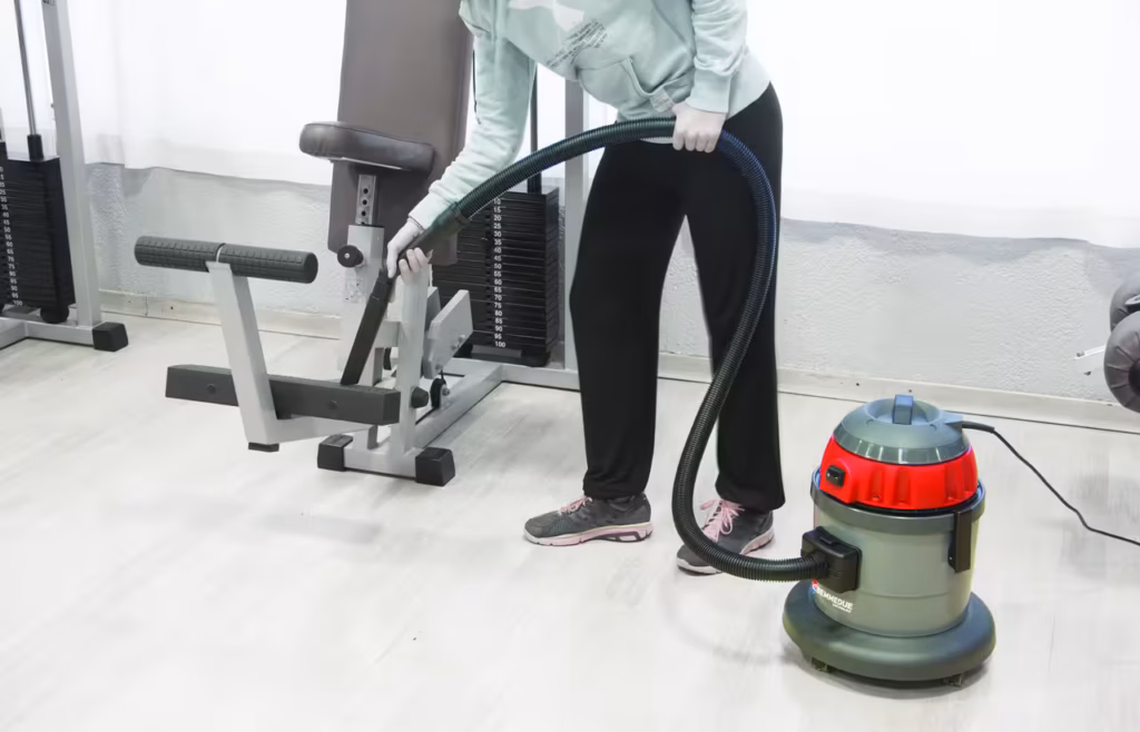 Aspiratore professionale Maxim 25 BM2 per polvere e liquidi, vista laterale con accessori e fusto 25 litri in acciaio inox