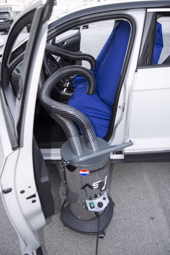 Asciugatore interno autoveicoli AS3 BM2 in azione, sistema professionale per asciugatura abitacoli auto e furgoni