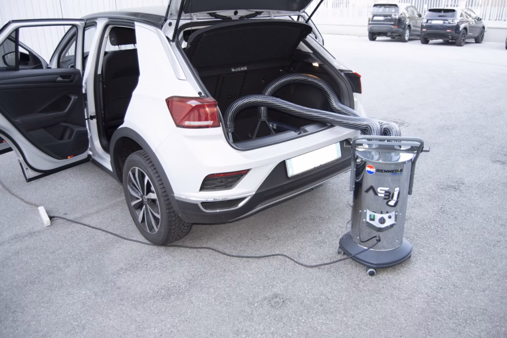 Asciugatore interno autoveicoli AS3 BM2 in azione, sistema professionale per asciugatura abitacoli auto e furgoni