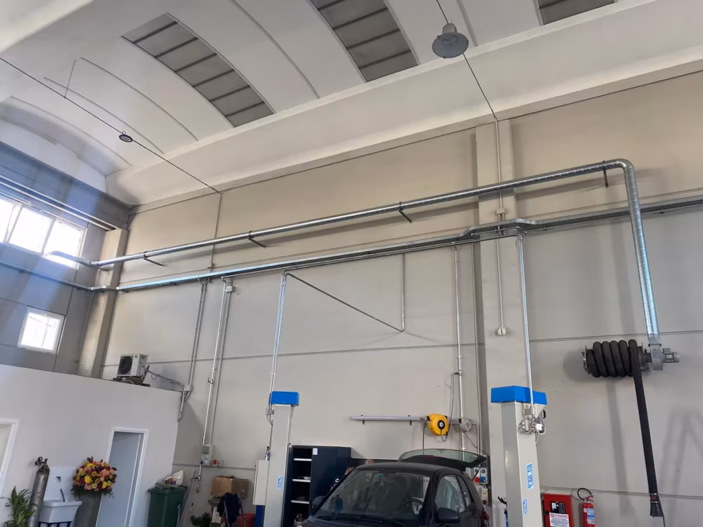 Impianto di aspirazione dei gas di scarico realizzato da FM2 in un'officina a Pisa