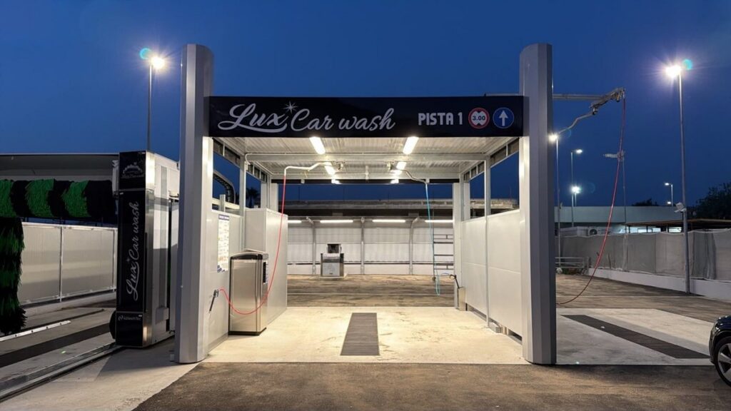 Impianto di autolavaggio Lux Car wash realizzato da FM2 a Volla: pista self service e portale automatico