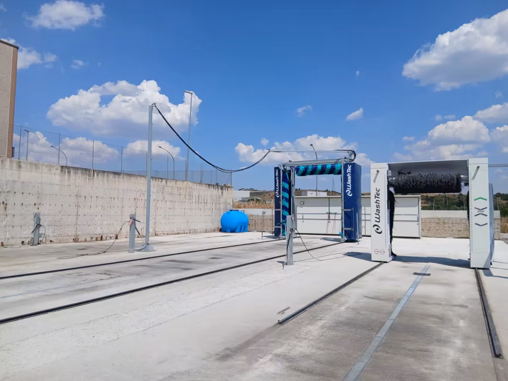 Portale di lavaggio FM2 per bus e mezzi pesanti con spazzole a righe blu e verdi