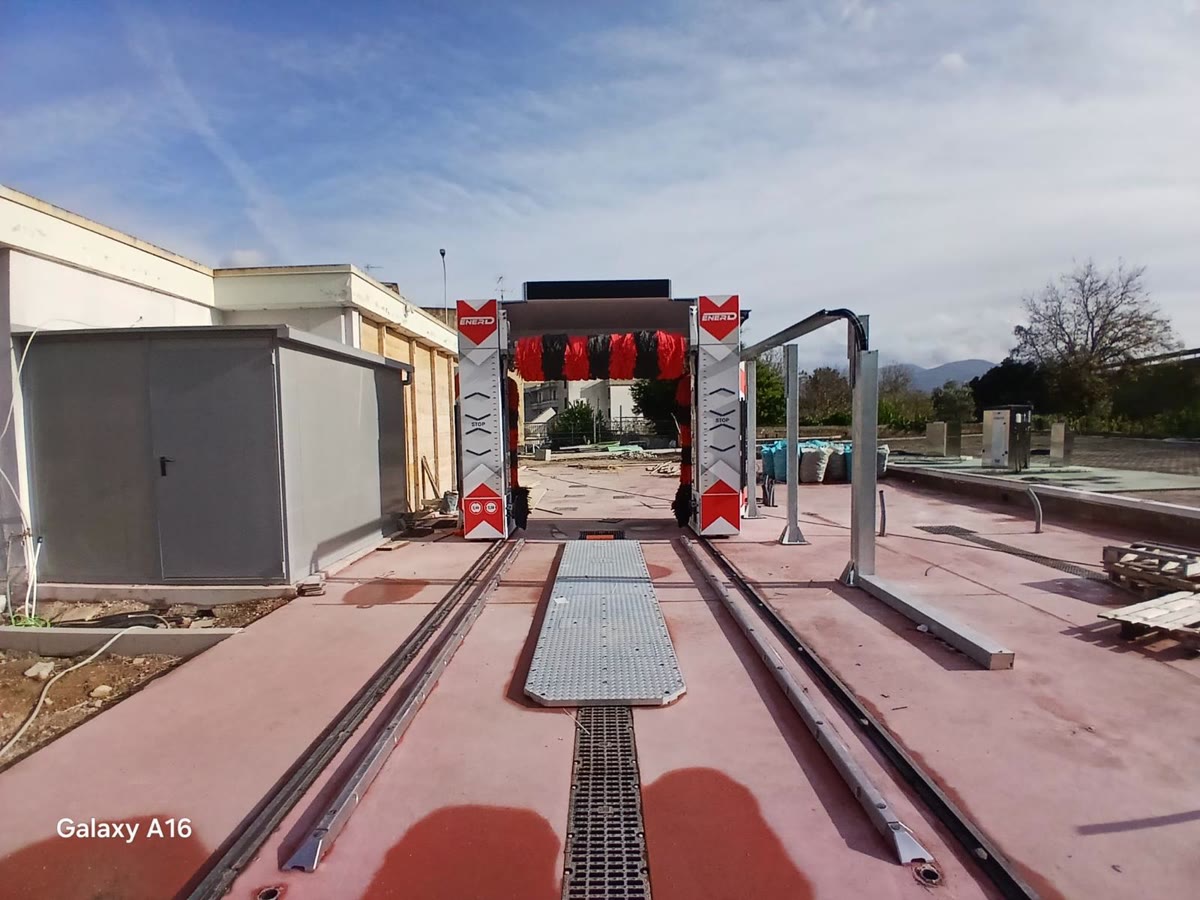 Cantiere del nuovo impianto di autolavaggio WashTec realizzato da FM2 a Nola per EnerD