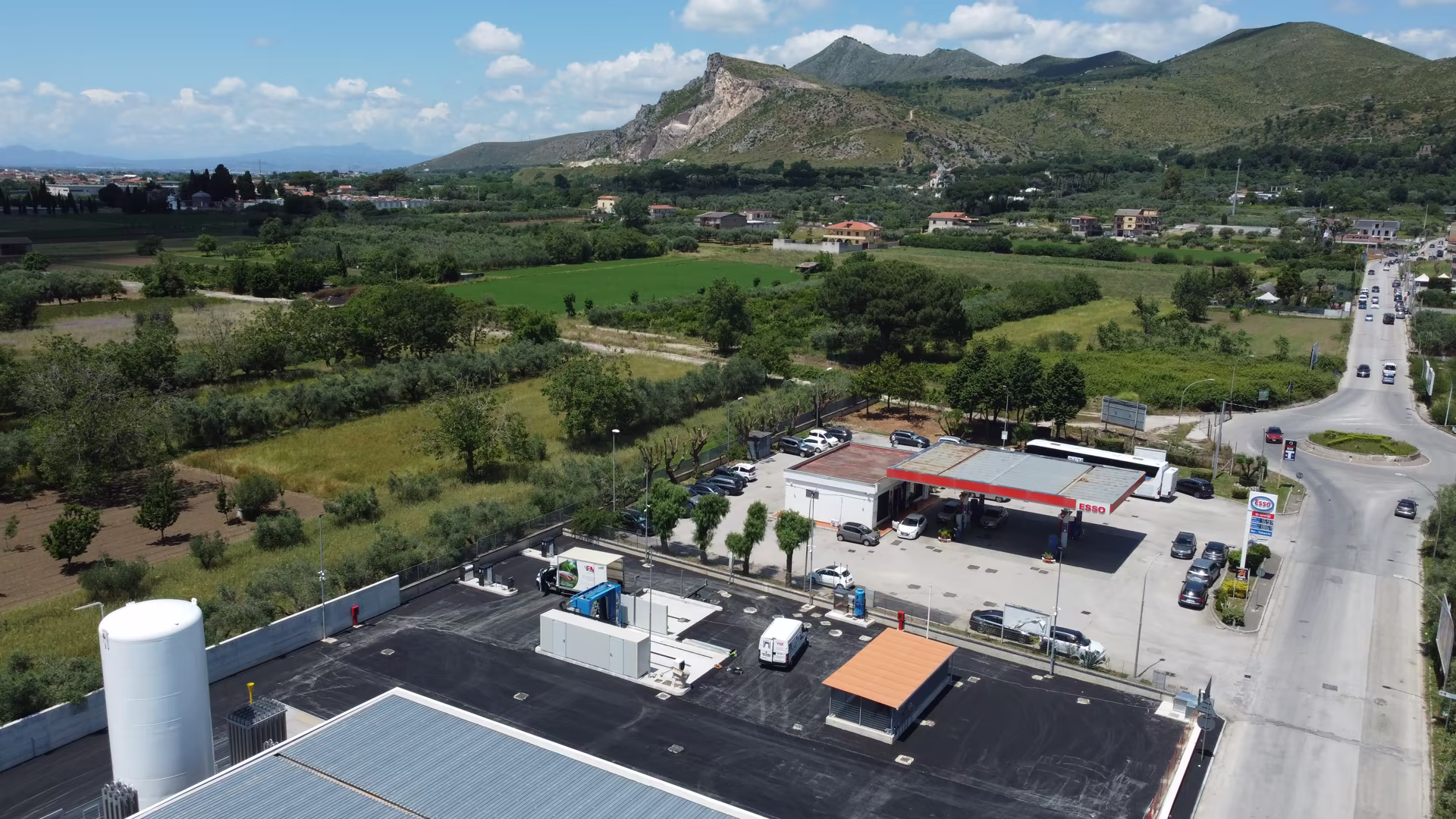 Veduta aerea dell'autolavaggio realizzato da FM2 in una stazione di servizio a Casagiove, con le montagne sullo sfondo