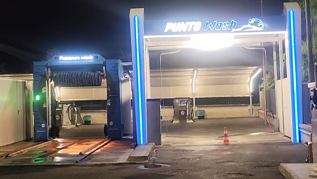 Autolavaggio H24 di notte a Caserta, con portale WashTec e box self-service Punto Wash