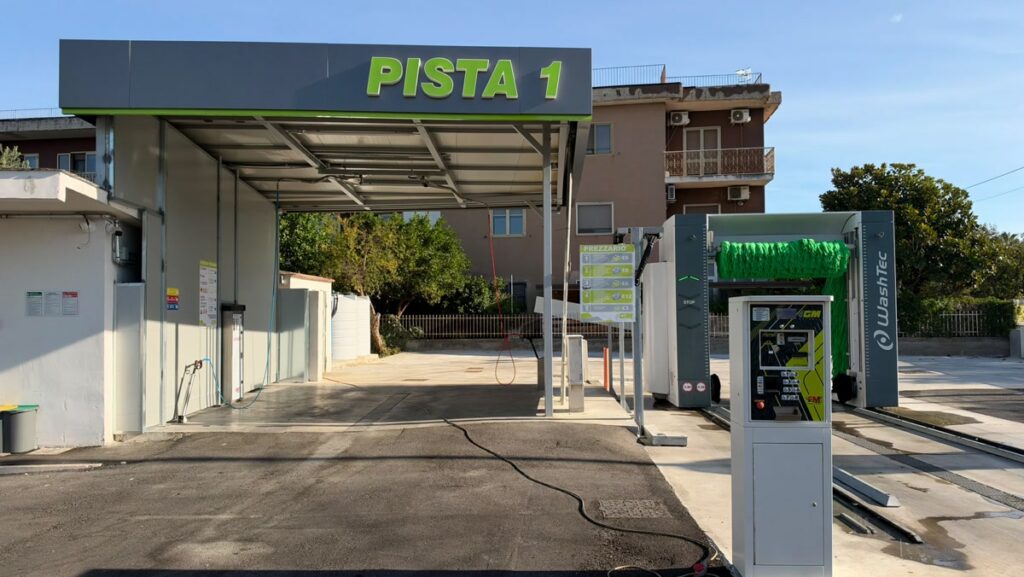 Pista 1, portale di lavaggio WashTec e cassa self-service nel distributore di San Marzano sul Sarno (SA), impianto realizzato da FM2
