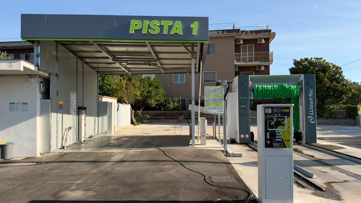 Pista 1, portale di lavaggio WashTec e cassa self-service nel distributore di San Marzano sul Sarno (SA), impianto realizzato da FM2