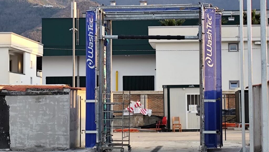 Portale WashTec per bus e camion realizzato da FM2 a Sant'Egidio del Monte Albino (SA), con la montagna sullo sfondo